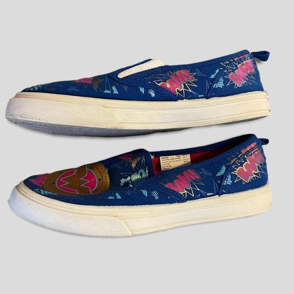 Girl’s Wonder Woman Canvas Slip-On Sneakers. Size 2 - Picture 4 of 6